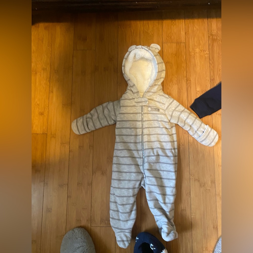 Gently used 6 months one piece warm ! Carters